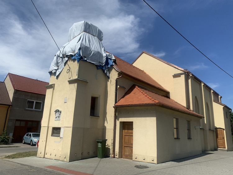 Tornádo poničilo také kostel svatého Bartoloměje v Hruškách