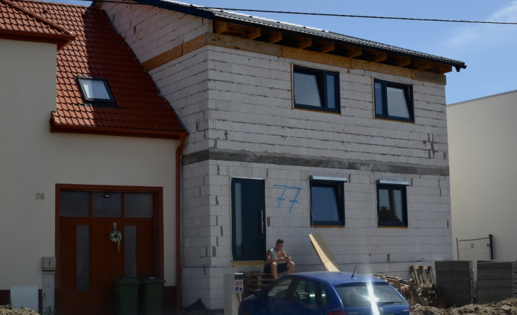 I po roce jsou domy v Hruškách stále poničené
