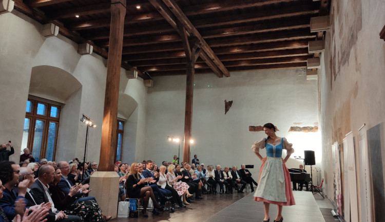 FOTOGALERIE: Netradiční přehlídka historických kostýmů připomněla závažnost rakoviny. Modely se stali sami pacienti