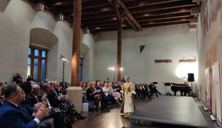 FOTOGALERIE: Netradiční přehlídka historických kostýmů připomněla závažnost rakoviny. Modely se stali sami pacienti