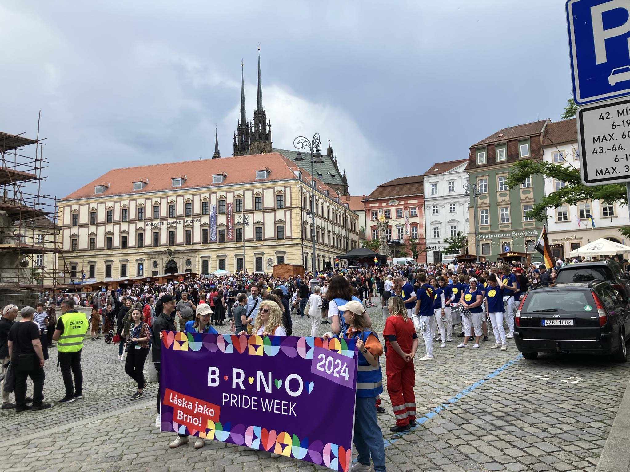 FOTOGALERIE: Duhové vlajky i objetí od mámy. Brnem prošel průvod oslavující queer komunitu