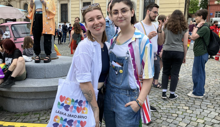 FOTOGALERIE: Duhové vlajky i objetí od mámy. Brnem prošel průvod oslavující queer komunitu