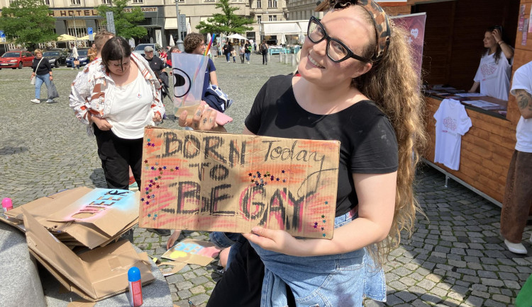 FOTOGALERIE: Duhové vlajky i objetí od mámy. Brnem prošel průvod oslavující queer komunitu