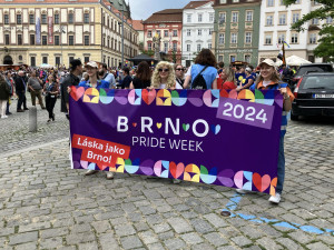FOTOGALERIE: Duhové vlajky i objetí od mámy. Brnem prošel průvod oslavující queer komunitu