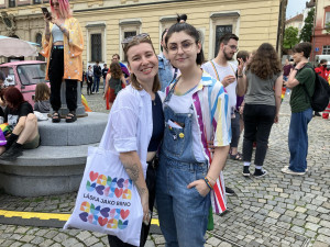 FOTOGALERIE: Duhové vlajky i objetí od mámy. Brnem prošel průvod oslavující queer komunitu