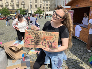 FOTOGALERIE: Duhové vlajky i objetí od mámy. Brnem prošel průvod oslavující queer komunitu