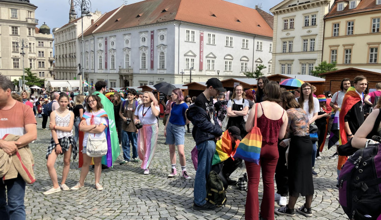FOTOGALERIE: Duhové vlajky i objetí od mámy. Brnem prošel průvod oslavující queer komunitu