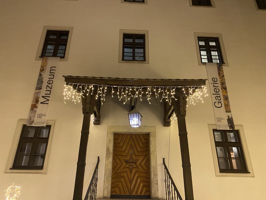 Brněnský hrad Špilberk rozzářily statisíce světel. Odkazují na dávné legendy, nechybí ani světelný drak