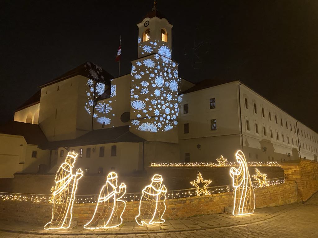 Brněnský hrad Špilberk rozzářily statisíce světel. Odkazují na dávné legendy, nechybí ani světelný drak