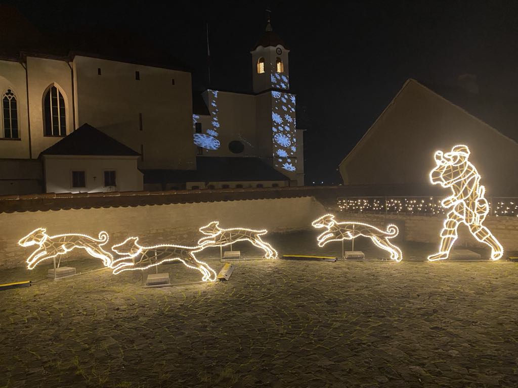 Brněnský hrad Špilberk rozzářily statisíce světel. Odkazují na dávné legendy, nechybí ani světelný drak