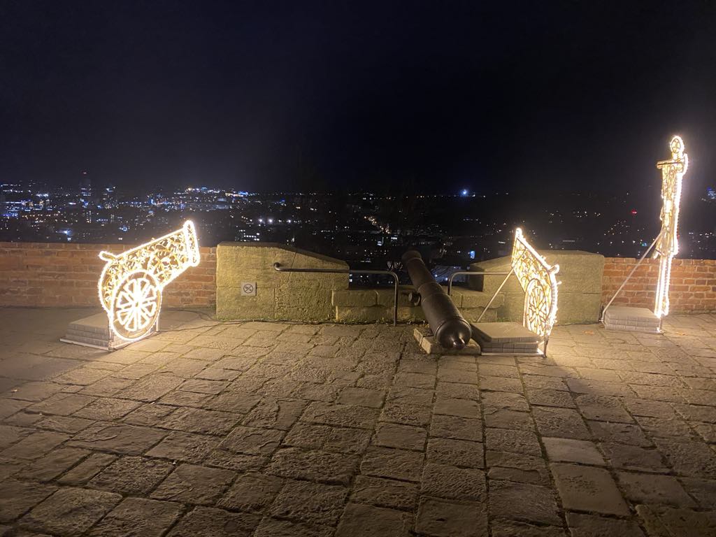 Brněnský hrad Špilberk rozzářily statisíce světel. Odkazují na dávné legendy, nechybí ani světelný drak