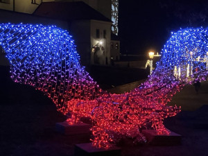 Brněnský hrad Špilberk rozzářily statisíce světel. Odkazují na dávné legendy, nechybí ani světelný drak