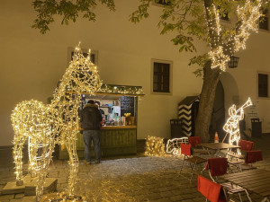 Brněnský hrad Špilberk rozzářily statisíce světel. Odkazují na dávné legendy, nechybí ani světelný drak