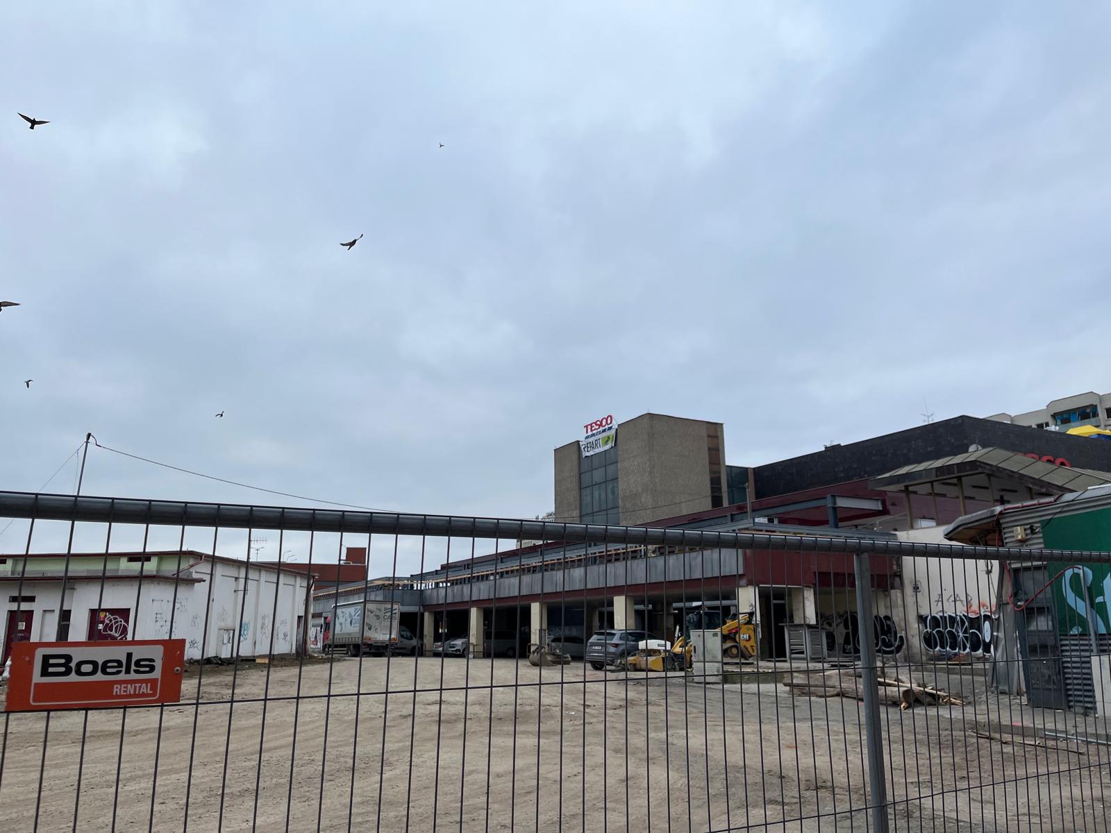FOTOGALERIE: Bývalý brněnský Prior jde k zemi. Dnes začala demolice ikonické budovy