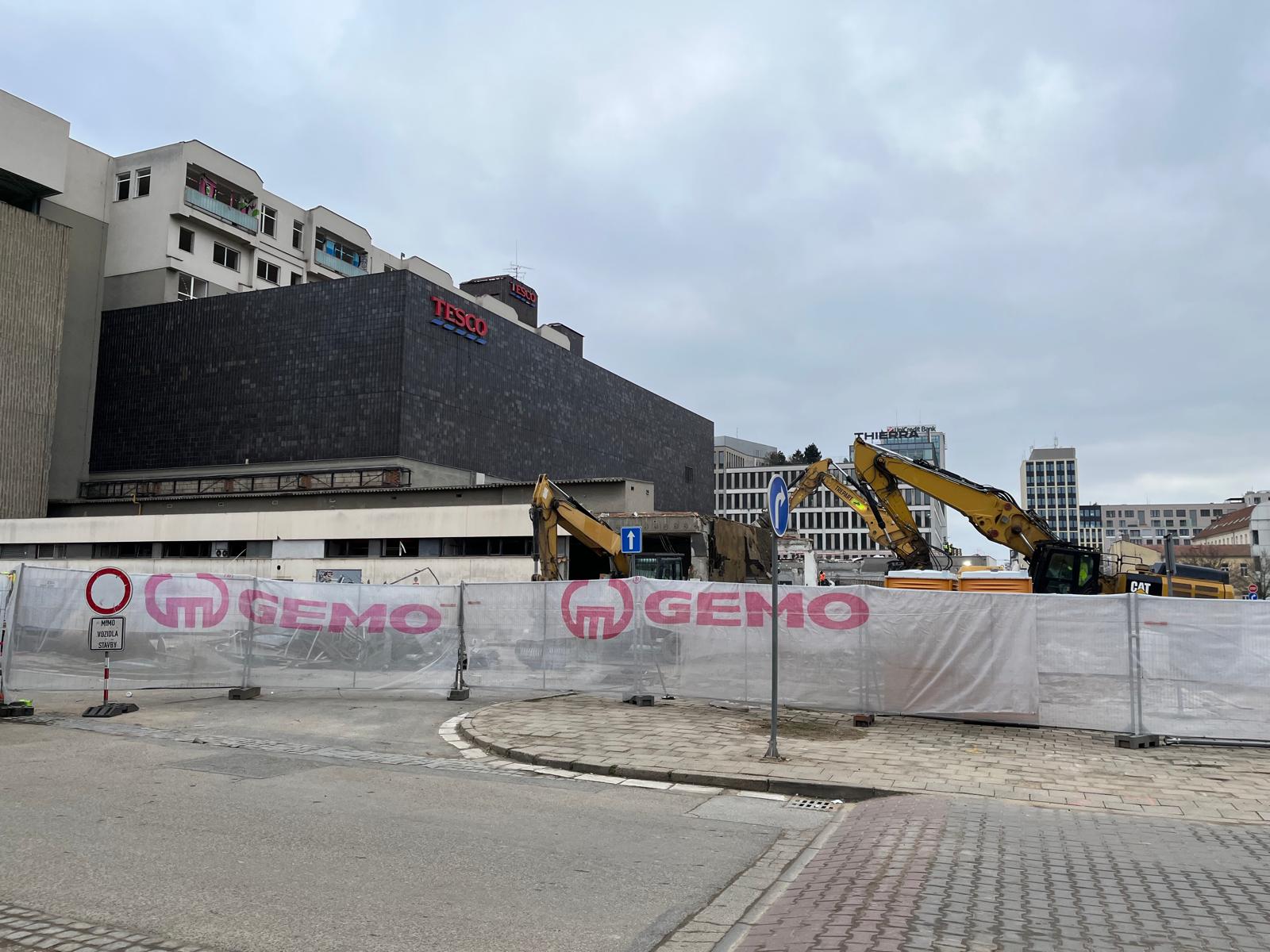 FOTOGALERIE: Bývalý brněnský Prior jde k zemi. Dnes začala demolice ikonické budovy