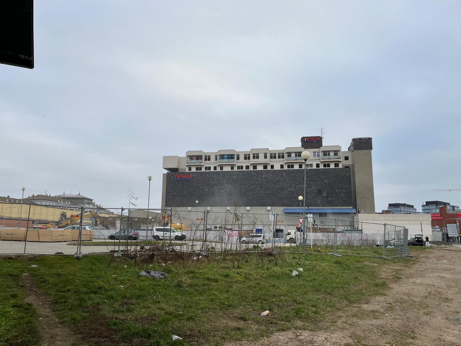 FOTOGALERIE: Bývalý brněnský Prior jde k zemi. Dnes začala demolice ikonické budovy