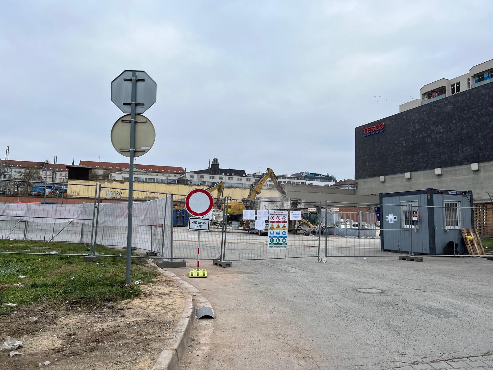 FOTOGALERIE: Bývalý brněnský Prior jde k zemi. Dnes začala demolice ikonické budovy