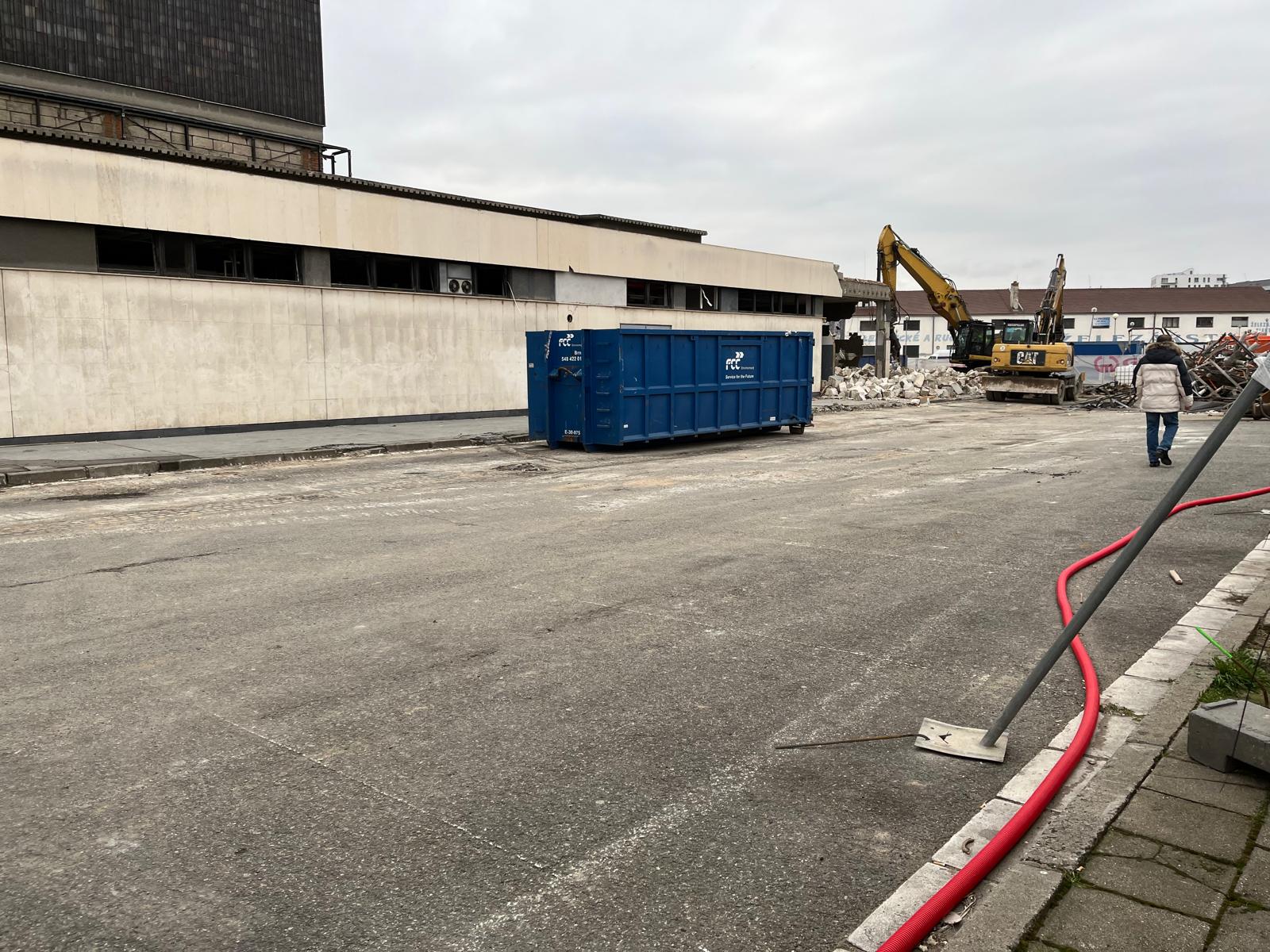 FOTOGALERIE: Bývalý brněnský Prior jde k zemi. Dnes začala demolice ikonické budovy