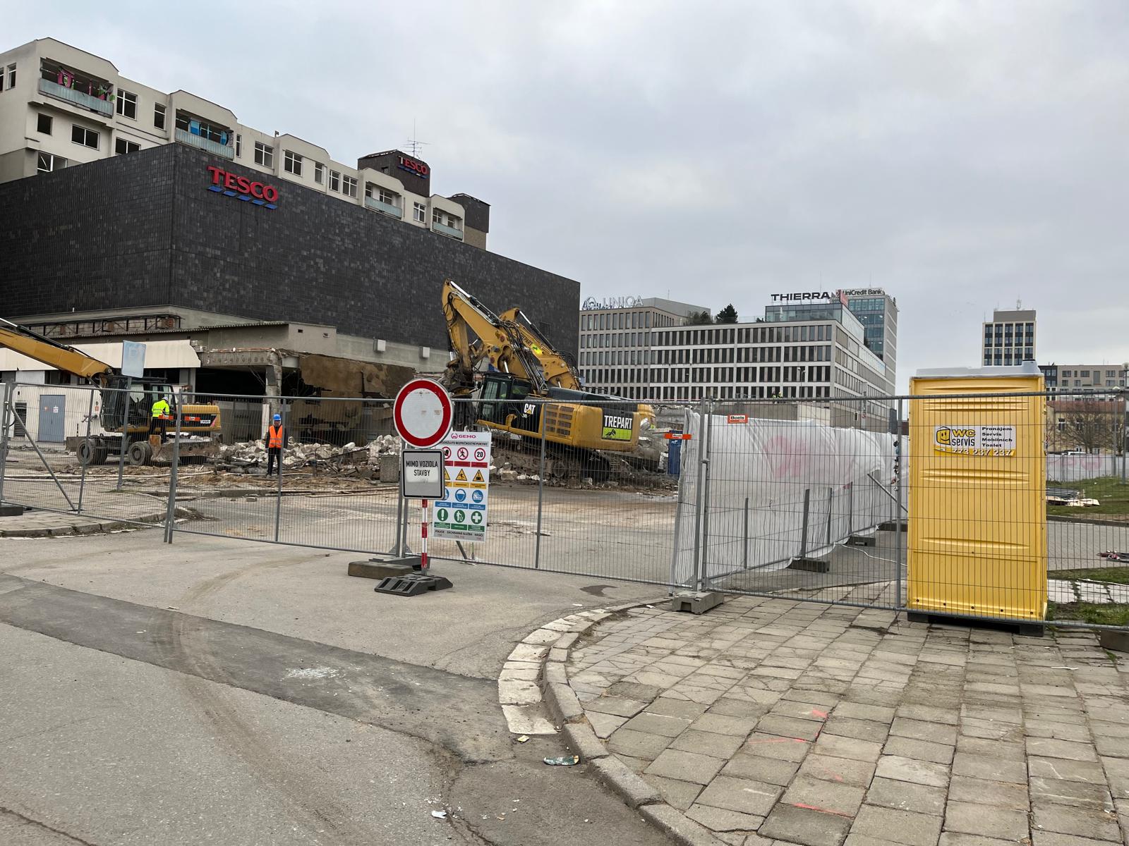 FOTOGALERIE: Bývalý brněnský Prior jde k zemi. Dnes začala demolice ikonické budovy