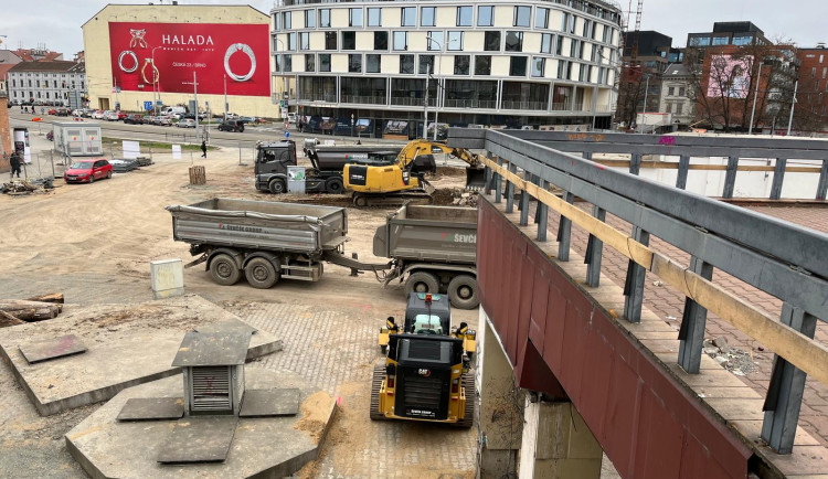 FOTOGALERIE: Bývalý brněnský Prior jde k zemi. Dnes začala demolice ikonické budovy