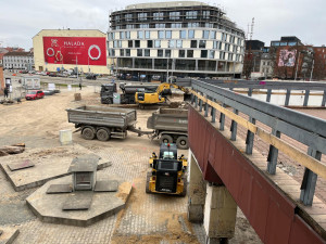 FOTOGALERIE: Bývalý brněnský Prior jde k zemi. Dnes začala demolice ikonické budovy