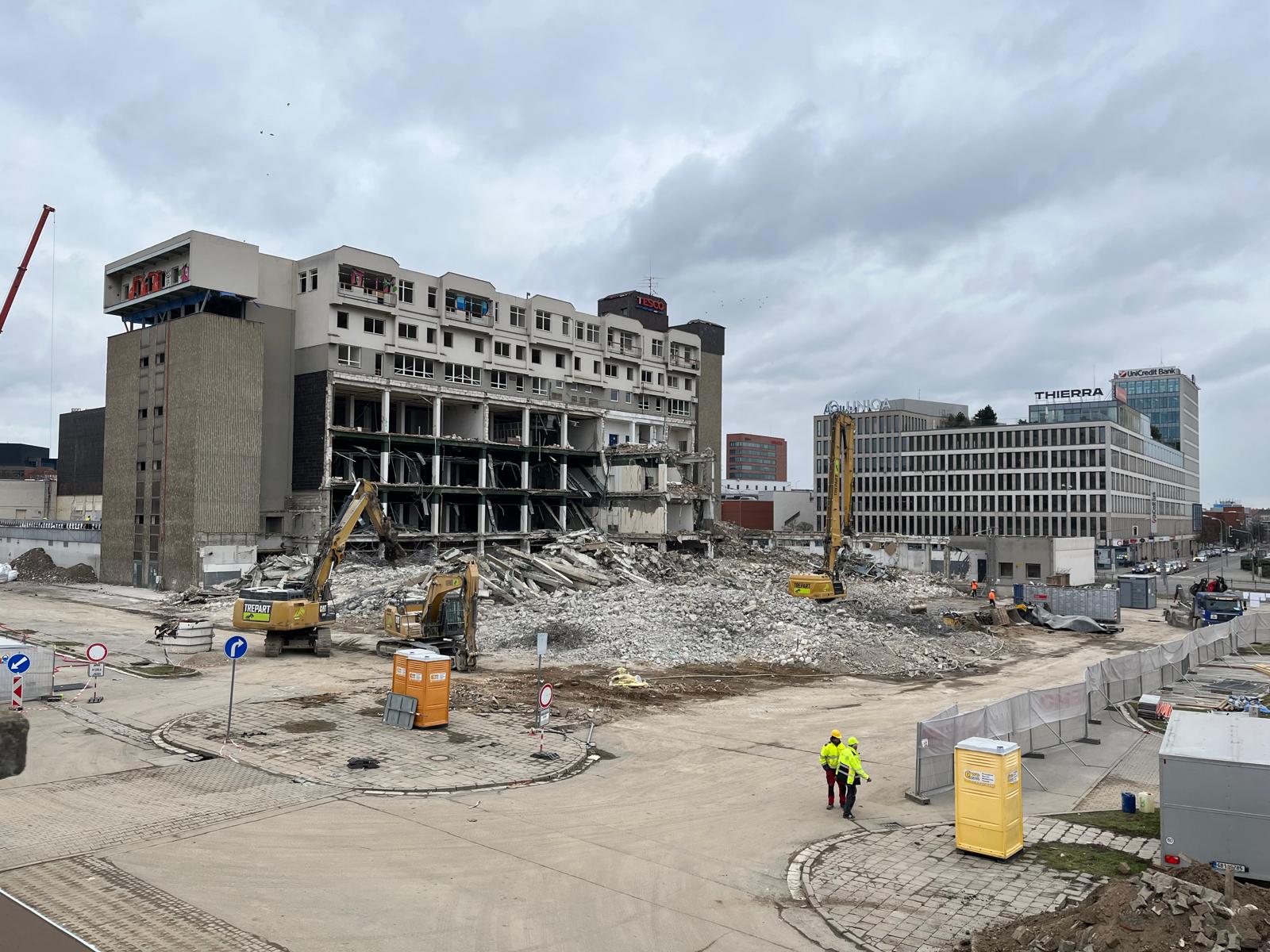 FOTOFALERIE: Bývalý Prior mizí Brňanům před očima. Podívejte se, jak postoupila demolice