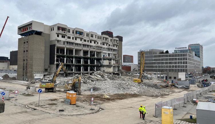 FOTOFALERIE: Bývalý Prior mizí Brňanům před očima. Podívejte se, jak postoupila demolice