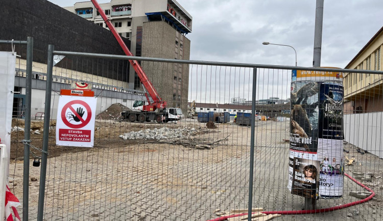 FOTOGALERIE: Bývalý Prior mizí Brňanům před očima. Podívejte se, jak postoupila demolice