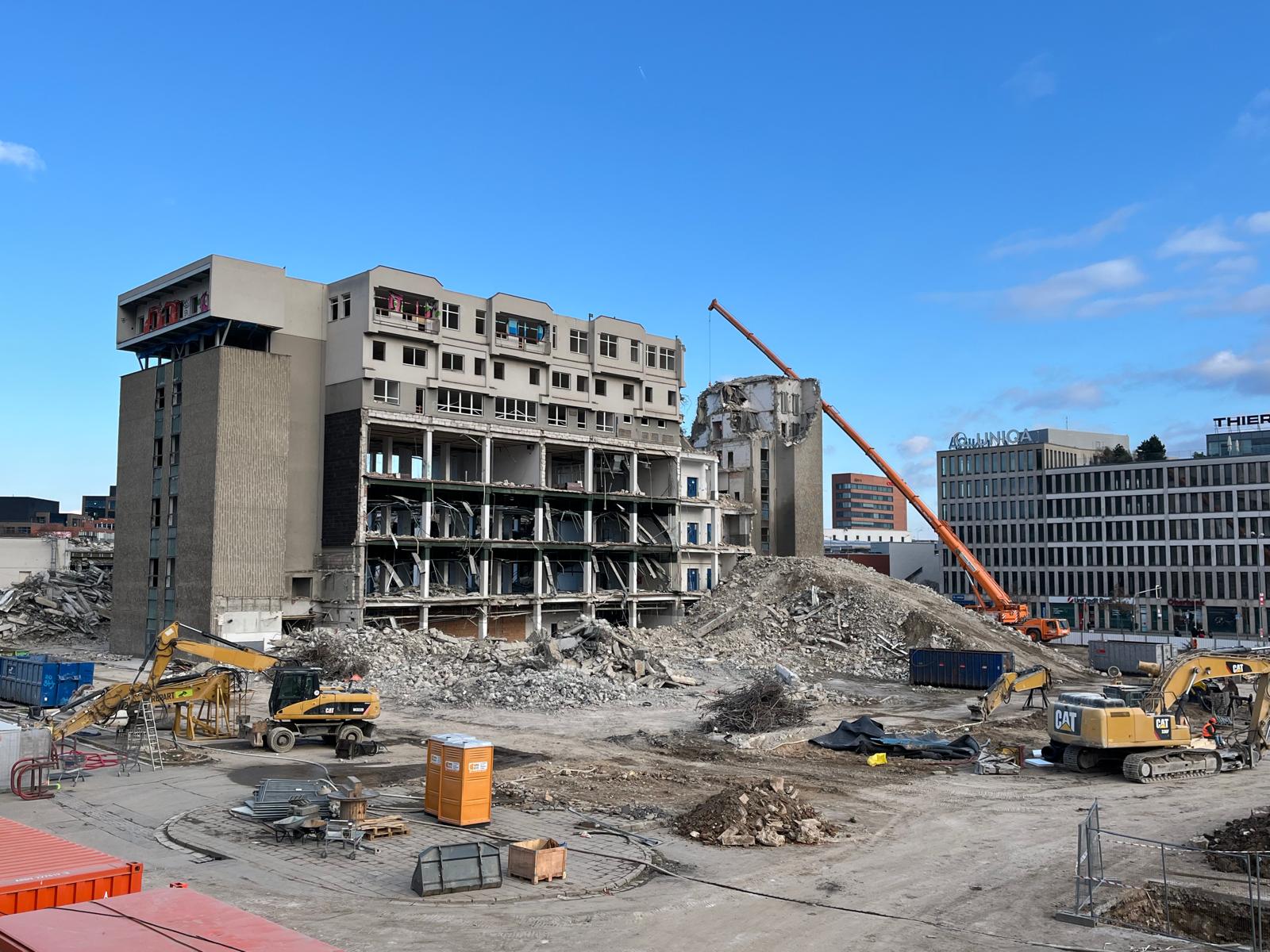 FOTOGALERIE: Bývalý brněnský Prior mizí před očima. Podívejte se, jak postoupila demolice