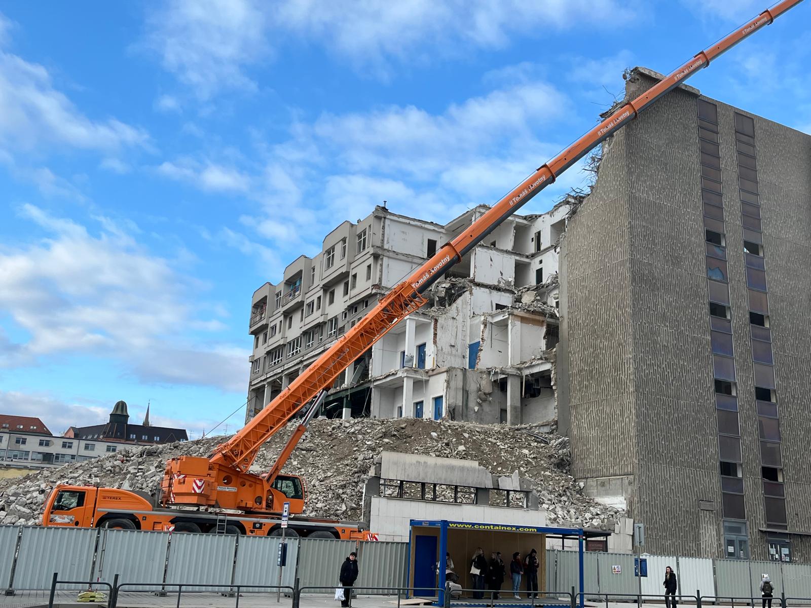 FOTOGALERIE: Bývalý brněnský Prior mizí před očima. Podívejte se, jak postoupila demolice