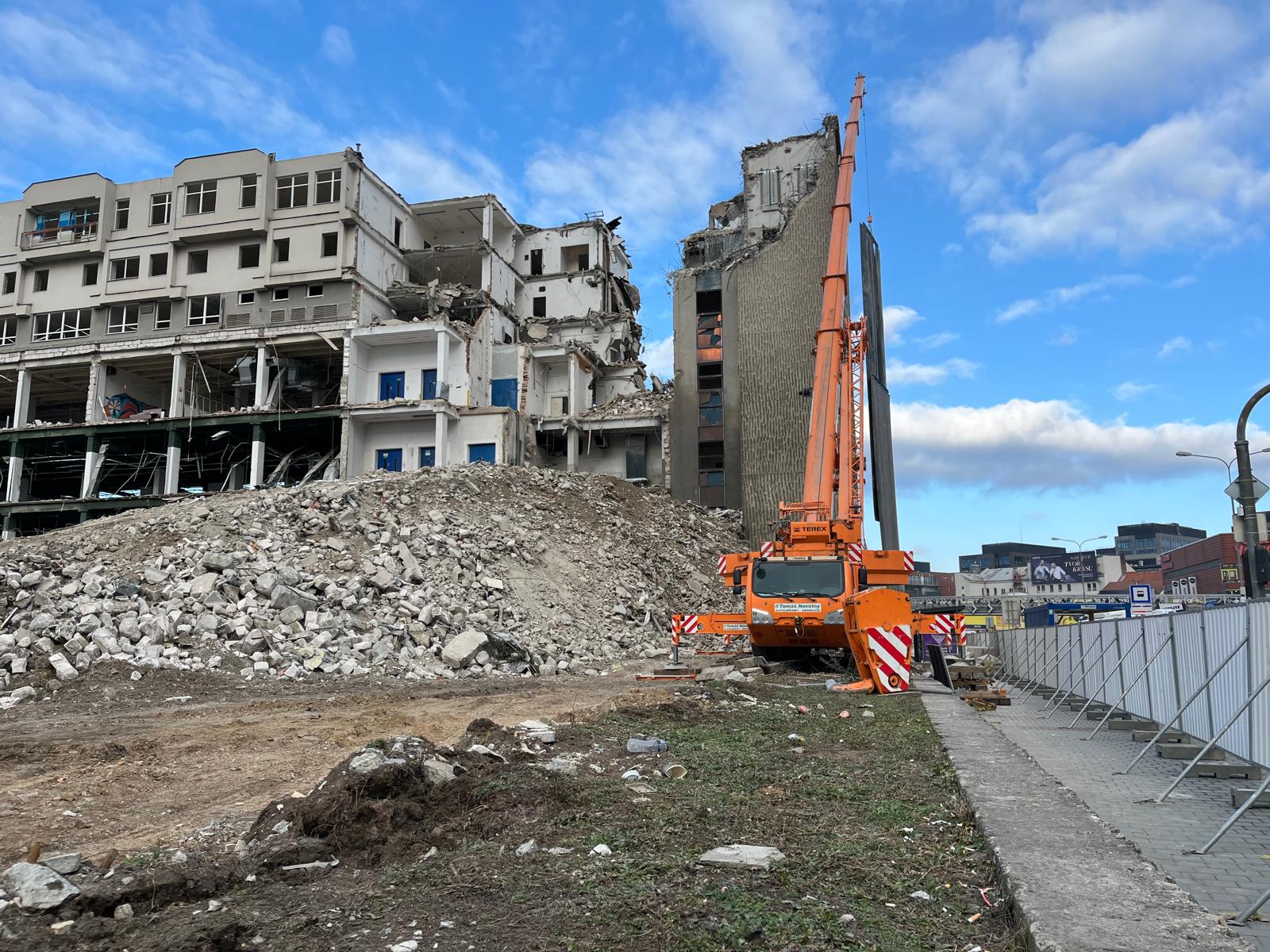 FOTOGALERIE: Bývalý brněnský Prior mizí před očima. Podívejte se, jak postoupila demolice