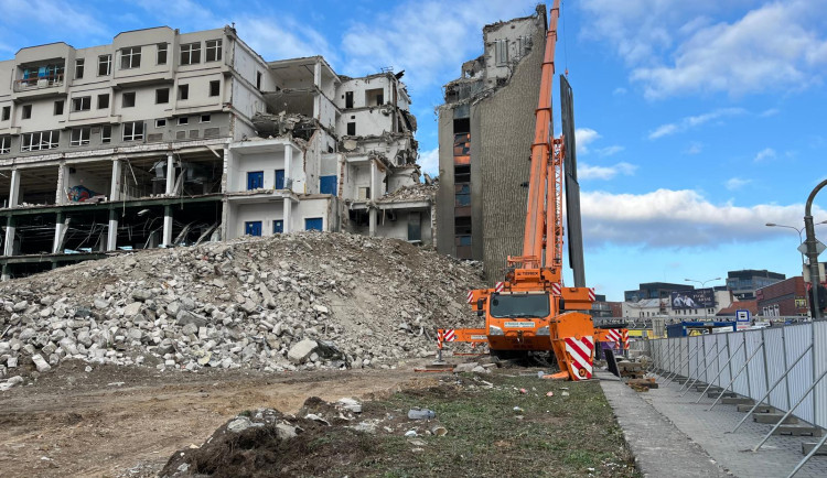 FOTOGALERIE: Bývalý brněnský Prior mizí před očima. Podívejte se, jak postoupila demolice