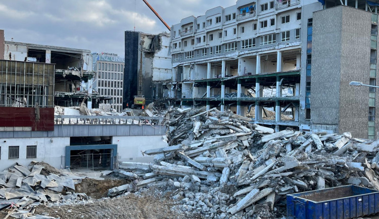 FOTOGALERIE: Bývalý brněnský Prior mizí před očima. Podívejte se, jak postoupila demolice