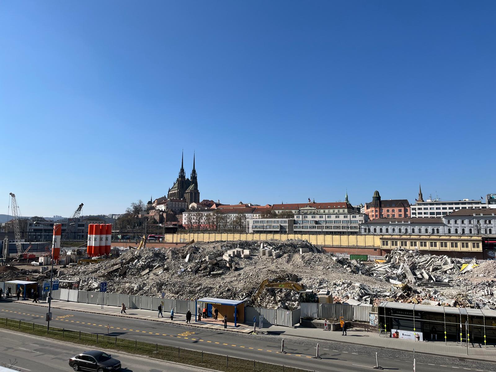 FOTOGALERIE: Z obchoďáku zbyly jen sutiny. Bývalý brněnský Prior dělníci srovnali se zemí