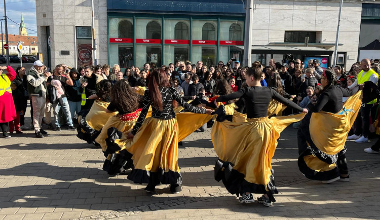 FOTOGALERIE: Romové v Brně oslavují svou kulturu. Za doprovodu hudby dotančili do centra města