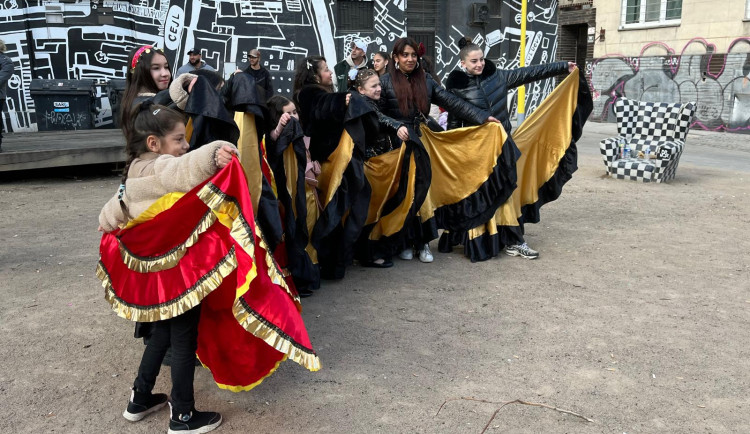FOTOGALERIE: Romové v Brně oslavují svou kulturu. Za doprovodu hudby dotančili do centra města
