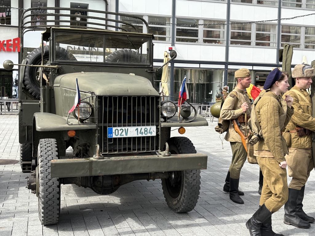 FOTOGALERIE: Brno vzpomíná na konec války. Na náměstí Svobody parkují sovětské tanky