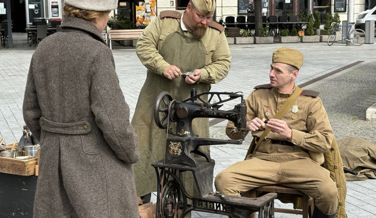 FOTOGALERIE: Brno vzpomíná na konec války. Na náměstí Svobody parkují sovětské tanky