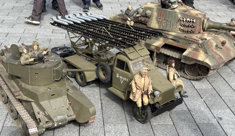 FOTOGALERIE: Brno vzpomíná na konec války. Na náměstí Svobody parkují sovětské tanky