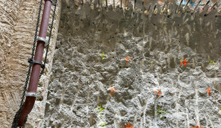 FOTOGALERIE: Budoucí tunel na Vinohradech má patronku. Svatá Barbora ochrání dělníky na stavbě