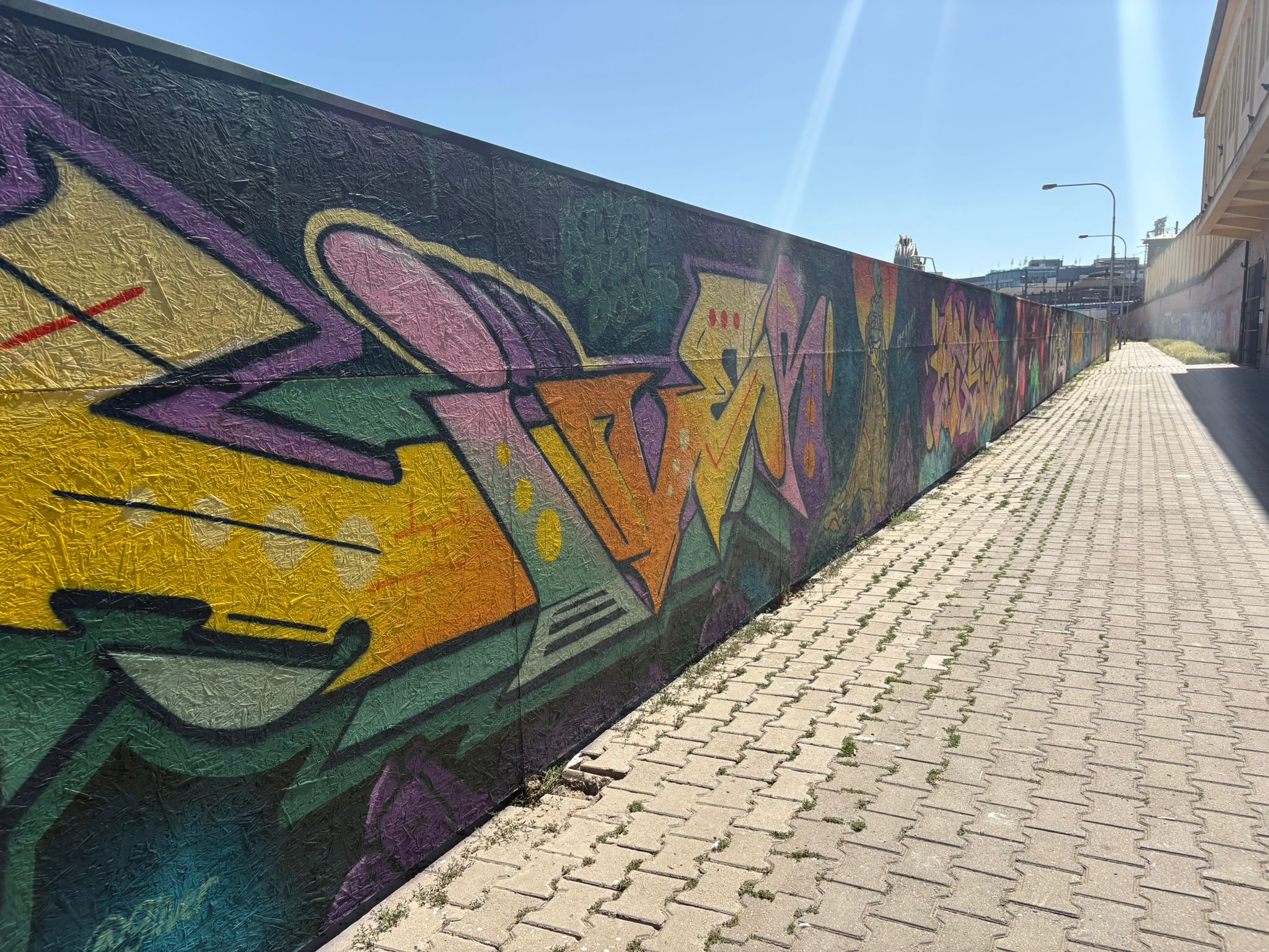 FOTOGALERIE: Zeď pod brněnským nádražím ozdobili umělci z celého světa