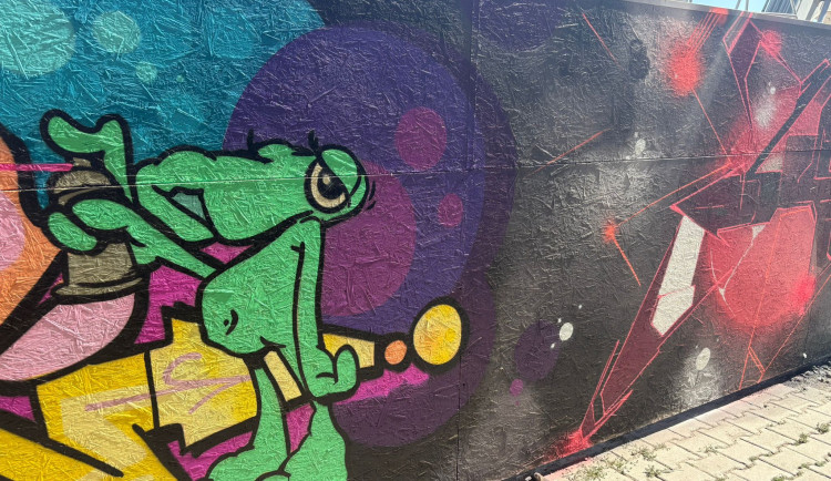 FOTOGALERIE:  Zeď pod brněnským nádražím ozdobili umělci z celého světa
