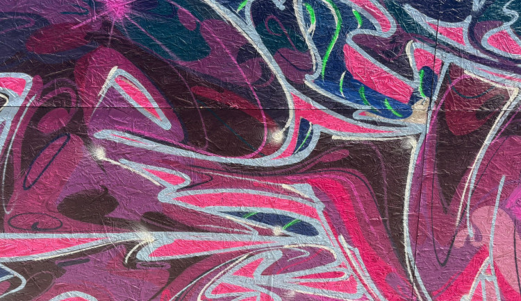 FOTOGALERIE:  Zeď pod brněnským nádražím ozdobili umělci z celého světa