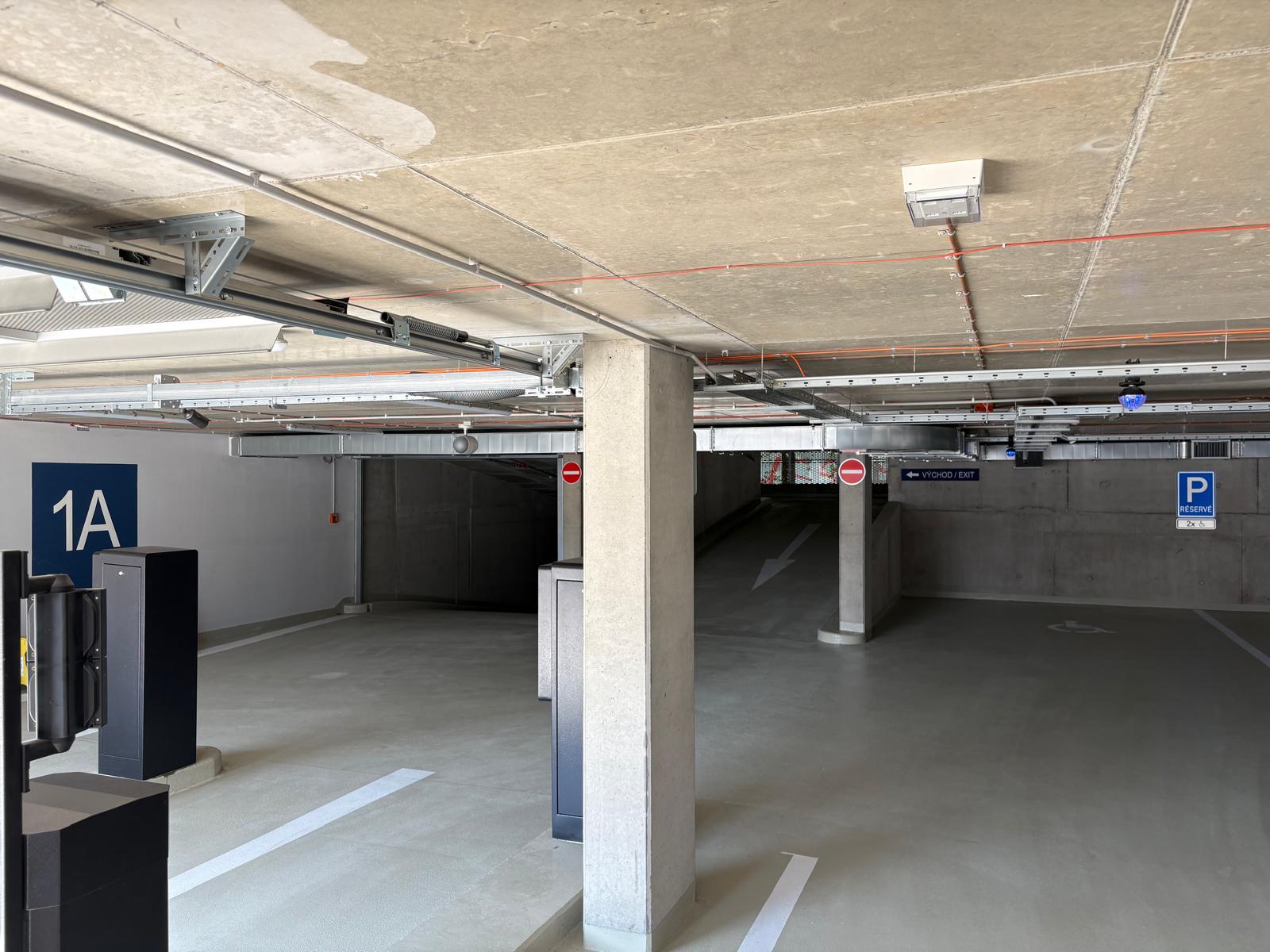 FOTOGALERIE: Veveří má nový parkovací dům. Nechybí bezpečnější místa pro ženy ani cykloboxy