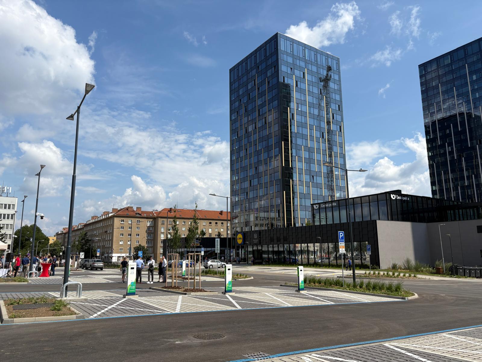FOTOGALERIE: Veveří má nový parkovací dům. Nechybí bezpečnější místa pro ženy ani cykloboxy