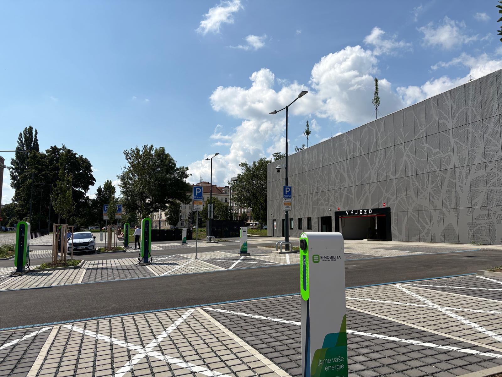 FOTOGALERIE: Veveří má nový parkovací dům. Nechybí bezpečnější místa pro ženy ani cykloboxy