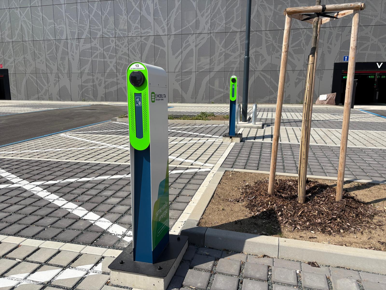 FOTOGALERIE: Veveří má nový parkovací dům. Nechybí bezpečnější místa pro ženy ani cykloboxy