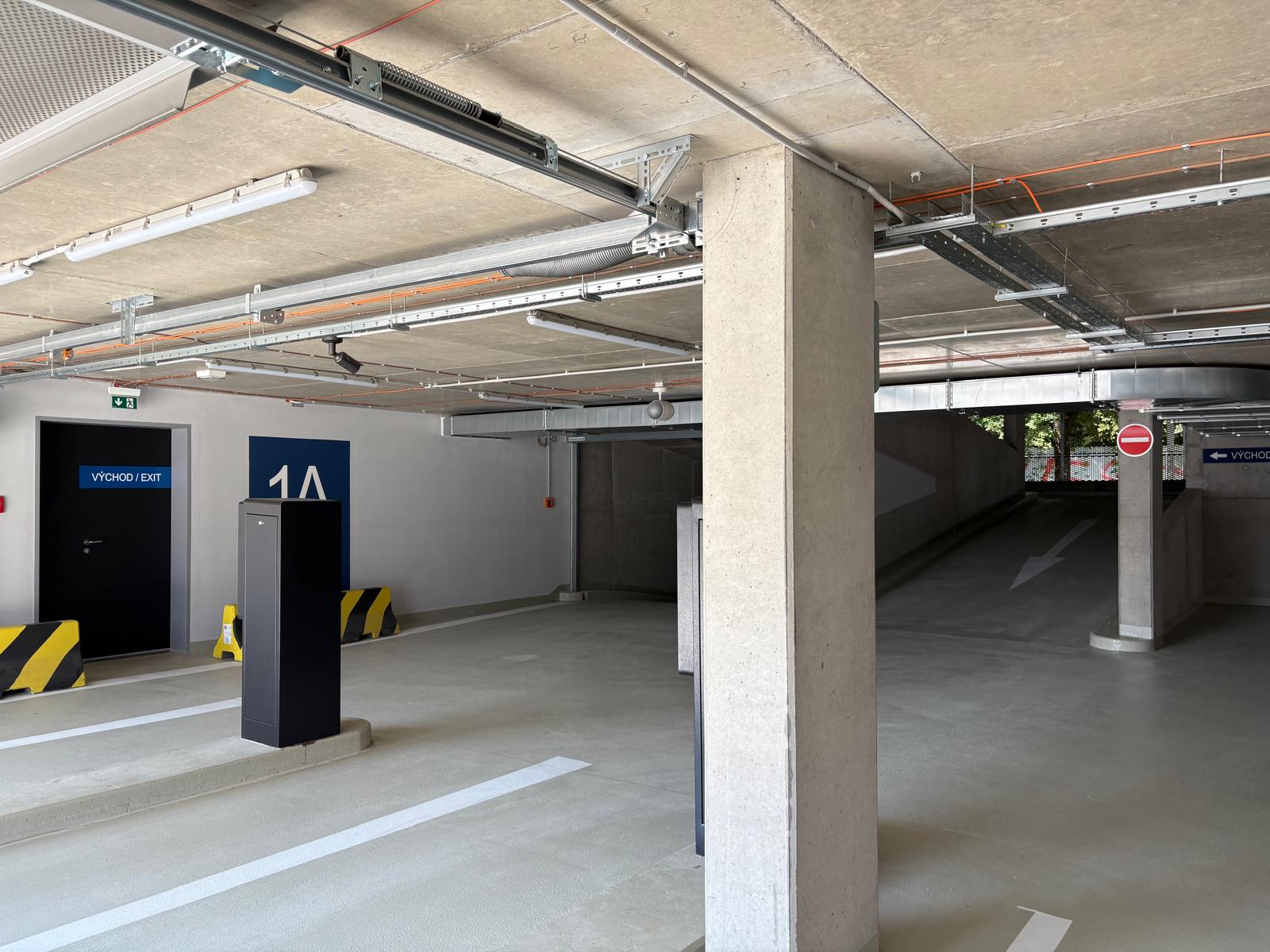 FOTOGALERIE: Veveří má nový parkovací dům. Nechybí bezpečnější místa pro ženy ani cykloboxy