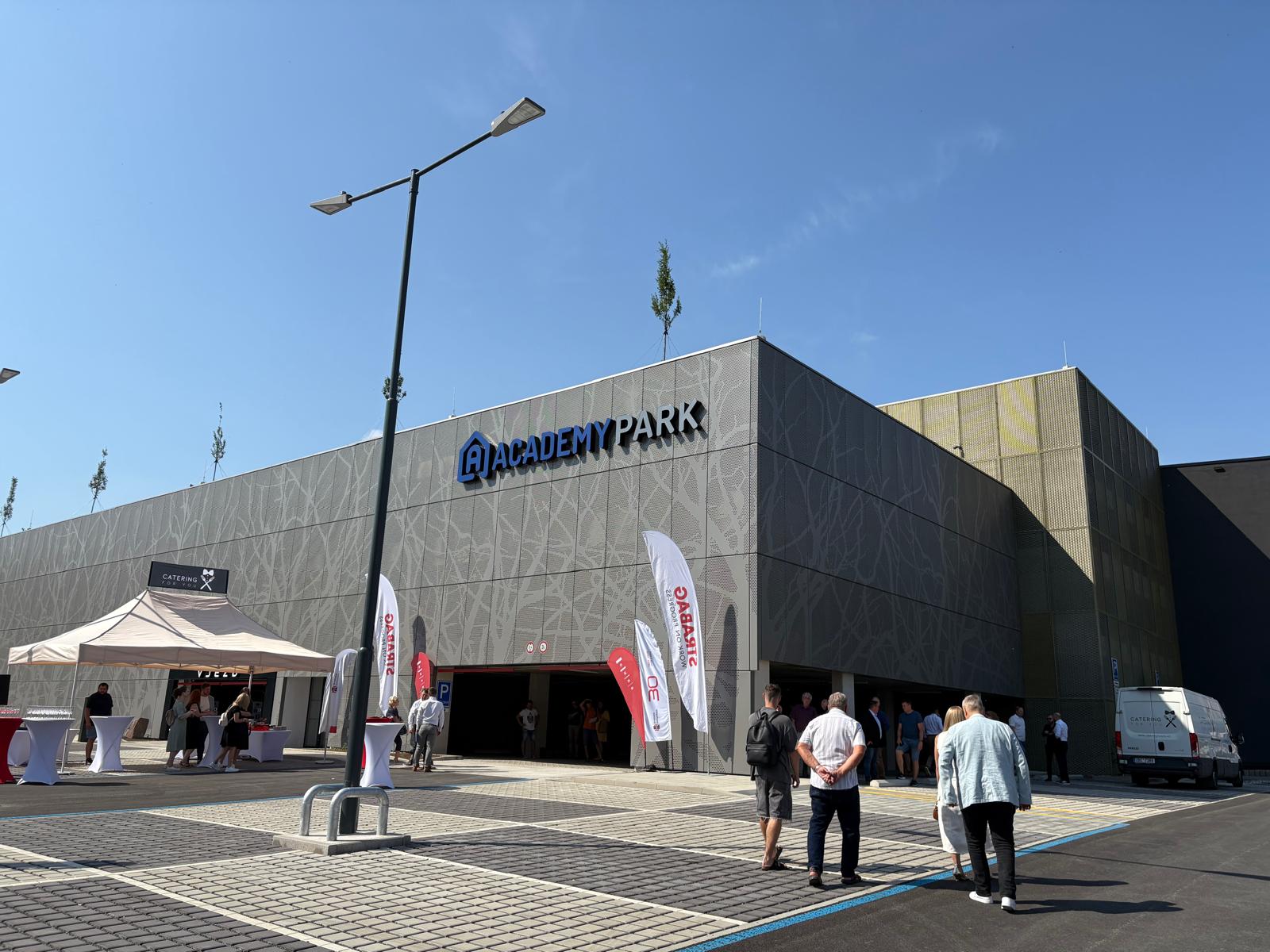 FOTOGALERIE: Veveří má nový parkovací dům. Nechybí bezpečnější místa pro ženy ani cykloboxy