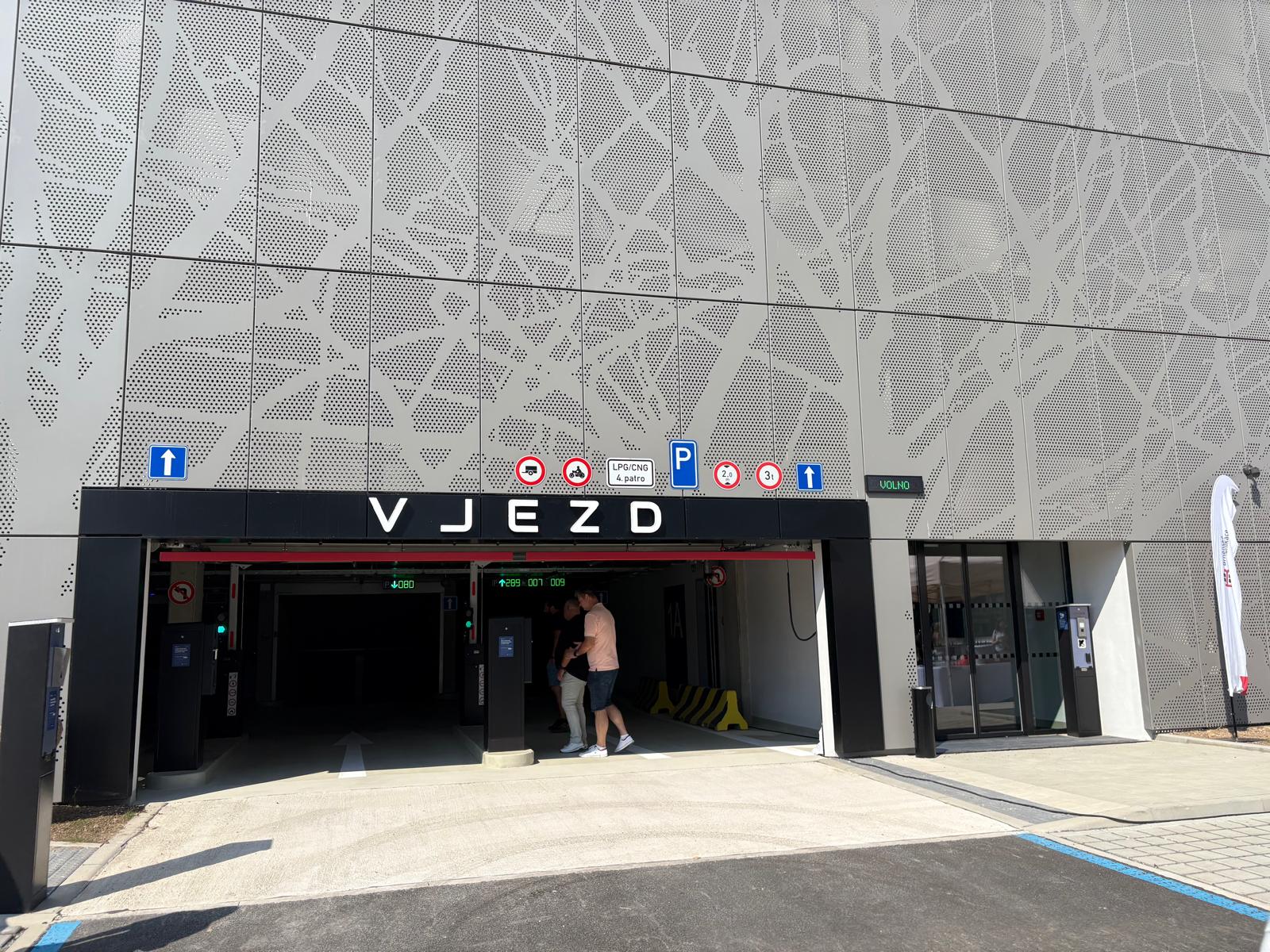 FOTOGALERIE: Veveří má nový parkovací dům. Nechybí bezpečnější místa pro ženy ani cykloboxy